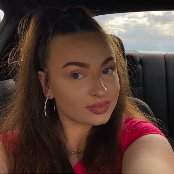 Meet your Posher - Hi, I’m Emily! - Picture 2 of 9